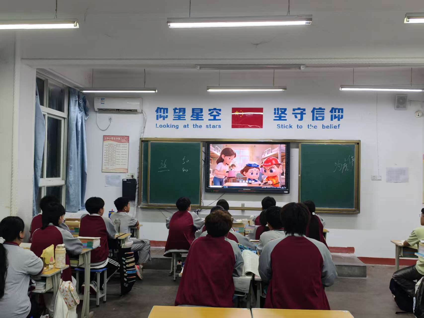 以练筑防 安全护航--学校开展全校消防应急疏散演练活动